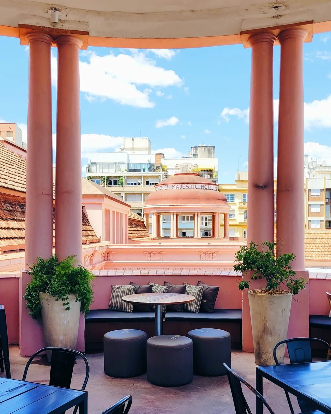 Terraço na cúpula do Lola CCMQ com sofá e mesas, Porto Alegre