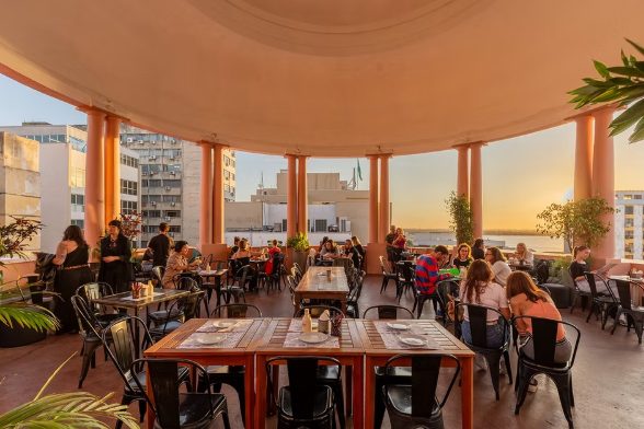 Pôr do sol na cúpula do Lola com vista para o Guaíba