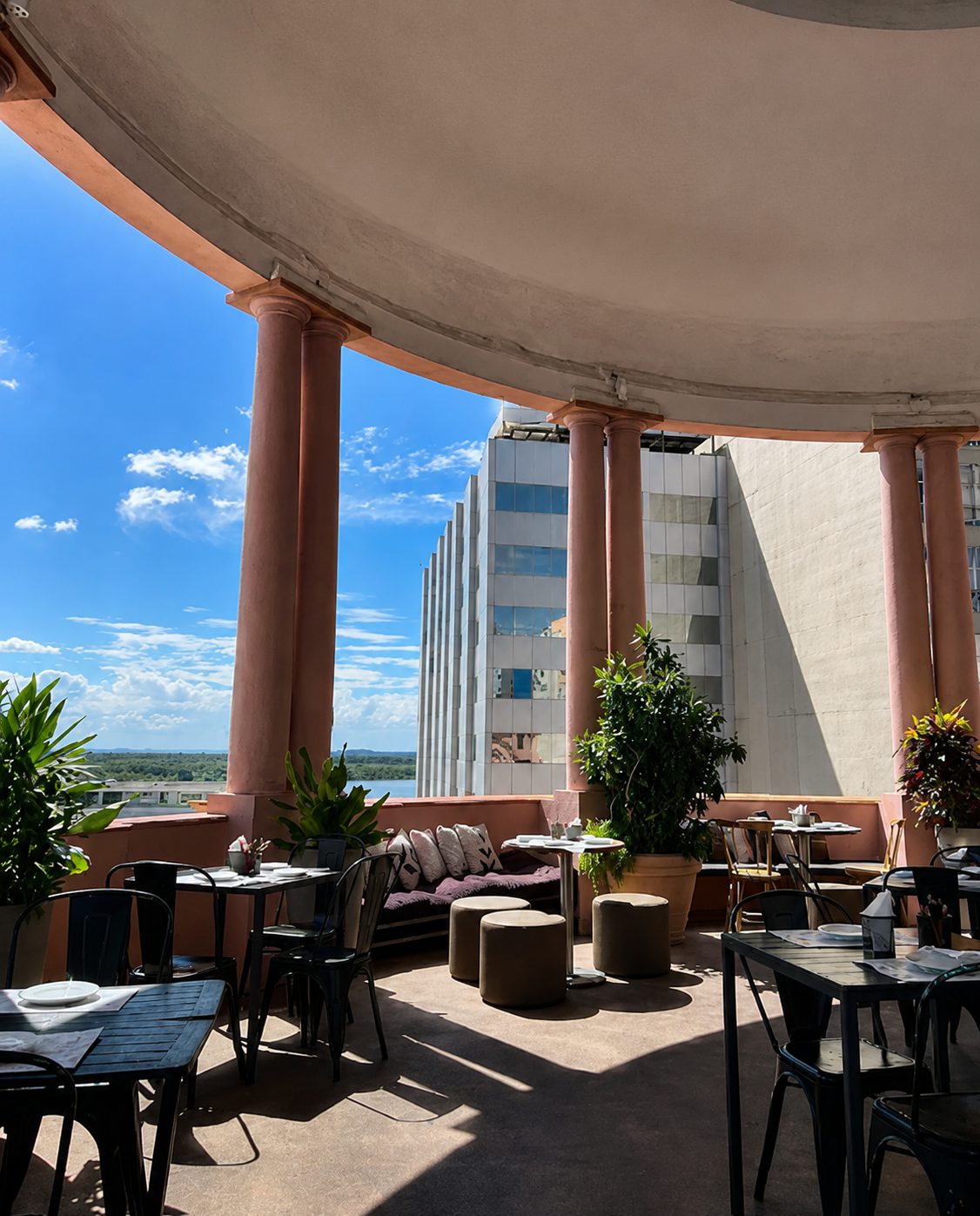 Terraço da cúpula do Lola entre as colunas rosadas
