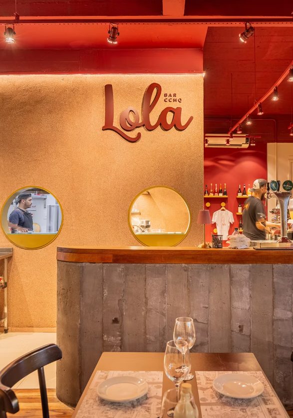 Parede com a marca Lola no salão de tapas