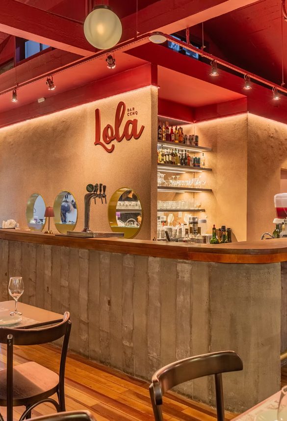 Balcão do Lola com a marca e prateleiras